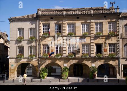 Place Mallet und das Hotel de Ville (Rathaus) in der Stadt Bagnols-sur-Cèze, Frankreich Stockfoto