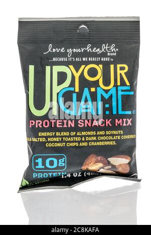 Winneconne, WI - 24 Juli 2020: Ein Paket von up your Game Protein Snack-Mix auf einem isolierten Hintergrund Stockfoto