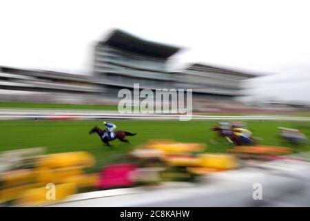 Julie Johnston wird von Jockey Silvestre De Sousa auf dem Weg zum Gewinn des Sky Bet Nursery Handicap auf der Pferderennbahn von York gefahren. Stockfoto