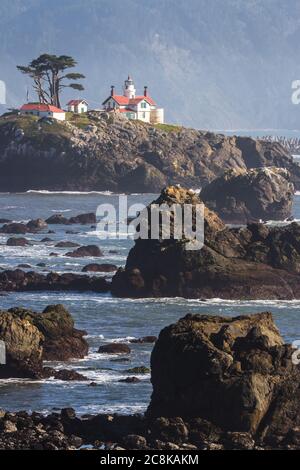 Tidal Island vor der Küste von Crescent City California, wo sich eine der meistbesuchten Strukturen in Del Norte County befindet, hat Battery Point Lighthouse sie gesehen Stockfoto