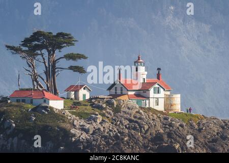 Tidal Island vor der Küste von Crescent City California, wo sich eine der meistbesuchten Strukturen in Del Norte County befindet, hat Battery Point Lighthouse sie gesehen Stockfoto