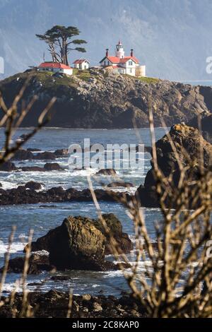 Tidal Island vor der Küste von Crescent City California, wo sich eine der meistbesuchten Strukturen in Del Norte County befindet, hat Battery Point Lighthouse sie gesehen Stockfoto