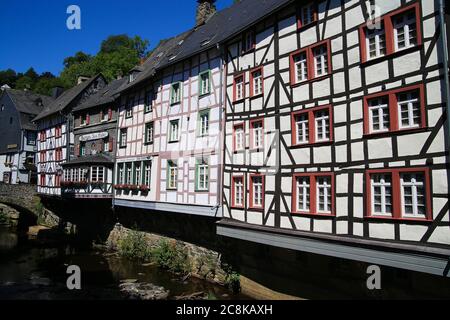 Monschau, Deutschland (Eifel) - 9. Juli. 2020: Blick auf den Fluss mit Holzrahmen Denkmal Häuser in der Mitte des mittelalterlichen Dorfes Stockfoto