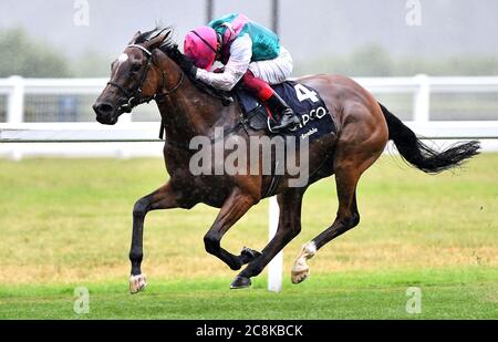 Aktivieren Sie geritten durch Jockey Frankie Dettori gewinnt die King George VI und Queen Elizabeth QIPCO Einsätze auf Ascot Racecourse. Stockfoto