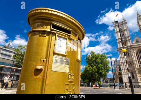 Briefkasten in Gold zur Feier der Olympischen und Paralympischen Spiele 2012 in der Tothill Street, London, Großbritannien Stockfoto