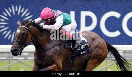 Aktivieren Sie geritten durch Jockey Frankie Dettori gewinnt die King George VI und Queen Elizabeth QIPCO Einsätze auf Ascot Racecourse. Stockfoto