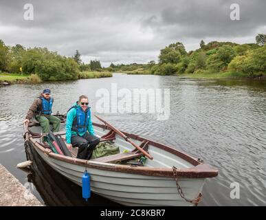 Inchigeelagh, Cork, Irland. Juli 2020. Kieran Culleton und Riona Harrison aus den midlands, die in West Cork Urlaub machen und ein Boot nehmen, um einen Tag lang Hechtangeln zu gehen, am Lough Aulla, nahe Inchigeelagh, Co. Cork, Irland. - Credit; David Creedon / Alamy Live News Stockfoto