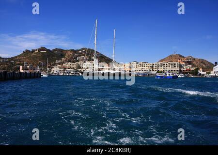 Fun Urlaub auf einem Kreuzfahrtschiff, am Hafen von Call mit Segelboot. Stockfoto