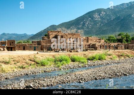 North House und Red Willow Creek, Taos Pueblo, New Mexico, USA Stockfoto