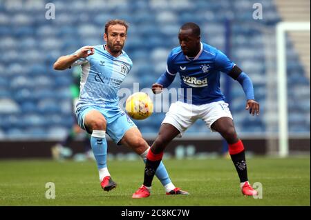 Liam Kelly (links) von Coventry City und Glen Kamara von Rangers kämpfen im Vorsaison-Freundschaftsspiel im Ibrox Stadium, Glasgow, um den Ball Stockfoto