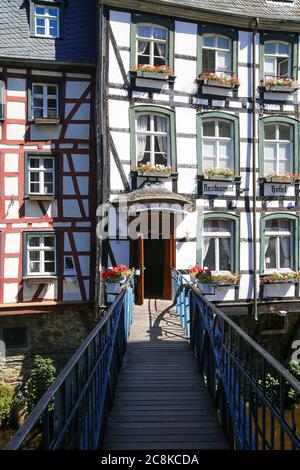 Monschau, Deutschland (Eifel) - 9. Juli. 2020: Blick über die Brücke auf Holzrahmen Denkmal Haus im Zentrum des mittelalterlichen Dorfes Stockfoto