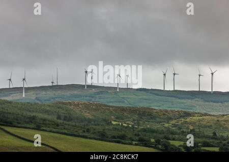 Bantry, Cork, Irland. Juli 2020. Ein großes Programm für erneuerbare Energien, bei dem der Staat Milliarden für die Abkehr von fossilen Brennstoffen ausgeben wird, wurde von der Europäischen Kommission genehmigt. Die kommission hat soeben bekannt gegeben, dass Irlands geplantes Förderprogramm für erneuerbare Energien (RESS) sich nach den Beihilfevorschriften als akzeptabel erwiesen hat. „die Maßnahme wird zu den Umweltzielen der EU beitragen, ohne den Wettbewerb übermäßig zu verzerren“, erklärte die kommission in einer Erklärung. Bild zeigt einen Windpark außerhalb von Bantry, Co. Cork, Irland.- Credit; David Creedon / Alamy Live News Stockfoto