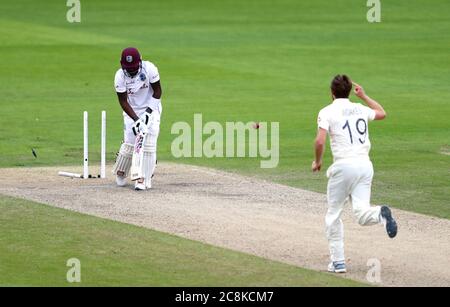 Englands Chris Woakes (rechts) feiert nach dem Bowling von West Indies' Jermaine Blackwood am zweiten Tag des dritten Tests im Emirates Old Trafford, Manchester. Stockfoto