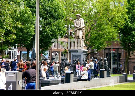 Amsterdam, Niederlande. Juli 15, 2016. Rembrandt Skulptur in der Innenstadt von Amsterdam mit Touristen und Menschen Stockfoto