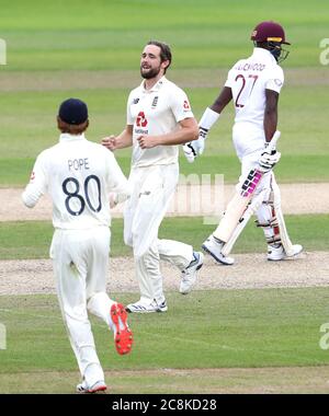 Der englische Chris Woakes (Mitte) feiert das Bewährungsfahren von Jermaine Blackwood (rechts) von West Indies am zweiten Tag des dritten Tests im Emirates Old Trafford, Manchester. Stockfoto