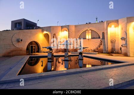 Jerewan Cascade Complex in der Dämmerung, Armenien Stockfoto