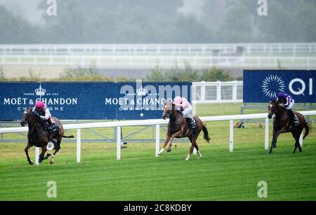 Aktivieren Sie geritten von Jockey Frankie Dettori (links) auf ihrem Weg, um die King George VI und Queen Elizabeth QIPCO Einsätze auf Ascot Racecourse zu gewinnen. Stockfoto