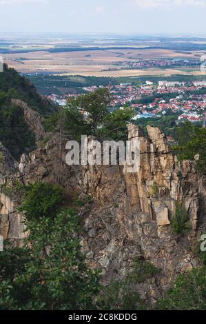 Blick von oben auf das Dorf über die roßtrappe Thale im Bodetal in der Nähe von Blankenburg am Harz, Deutschland. Stockfoto