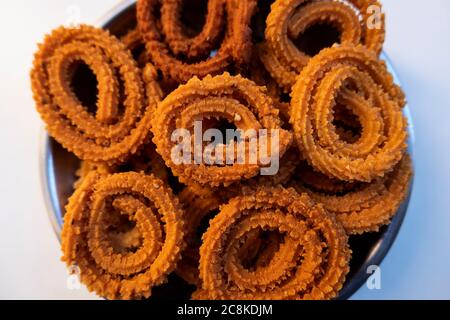 Eine Nahaufnahme der indischen hausgemachten runden Snacks Gruppe auf weißem Hintergrund Stockfoto