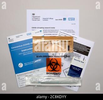 Department of Health and Social Care Covid-19 Home Test Kit vor einem einfachen Hintergrund. Stockfoto