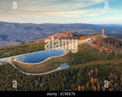 Luftlandschaftspanorama vom Wurmberg bei Braunlage im Harz, Niedersachsen, Deutschland. Stockfoto
