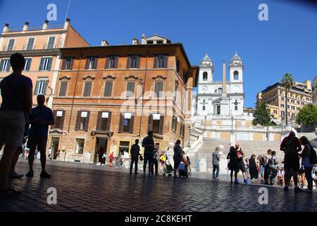 Rom, Italien. Juli 2017. Piazza di Spagna Platz mit Touristen und die berühmteste im Obergeschoss von Rom zur Trinitá dei Monti Kirche vor ihrer Wiedereröffnung Stockfoto