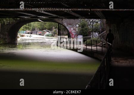 London, England. Vereinigtes Königreich. August 2019. Ein Spaziergang über den Regent's Canal mit Brücken, Booten und grünem Wasser in der Nähe von Camden Town Stockfoto