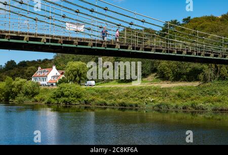 Union Suspension Bridge, 200 Jahre alte Schmiedeeisen-Kettenbrücke, Englisch Schottische Grenzüberquerung über den Fluss Tweed, Großbritannien Stockfoto