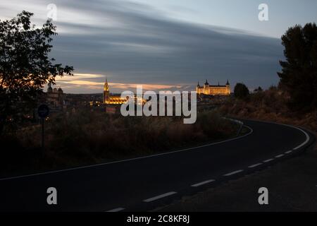 Sonnenuntergang in Toledo, Spanien, Blick von einer Straße. Stockfoto