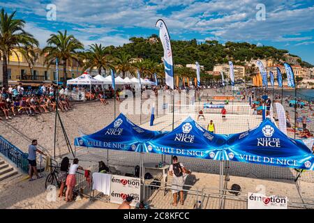 Beach Volleyball in der Stadt Nizza - STADT NIZZA, FRANKREICH - 10. JULI 2020 Stockfoto