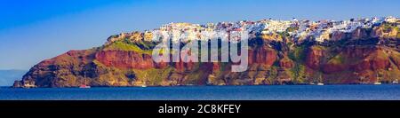 Panorama von Oia Dorf auf Santorini Insel, Griechenland, Blick vom Meer Stockfoto