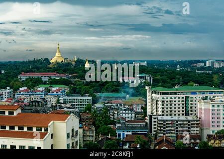 Blick vom Zentrum Yangons auf die Shwedagon Pagode auf dem Singuttara Hill, Myanmar Stockfoto