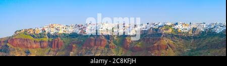 Panorama von Oia Dorf auf Santorini Insel, Griechenland, Blick vom Meer Stockfoto