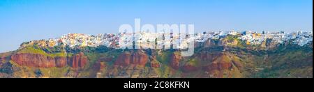 Panorama von Oia Dorf auf Santorini Insel, Griechenland, Blick vom Meer Stockfoto