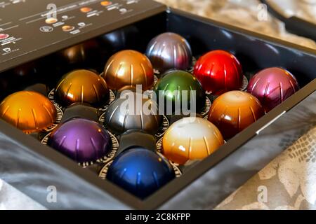 Bunte Kaffeepads in schön verpackter Box für Espresso- und Cappuccino-Maschine, in der Nähe absichtlich verschwommen Stockfoto