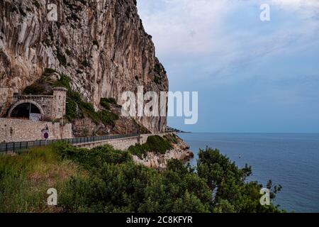 Die steilen Klippen entlang der Cote D Azur in Frankreich Stockfoto