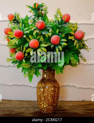 Stillleben mit schönen Blumen in einem Blumentopf auf einem Holztisch Stockfoto