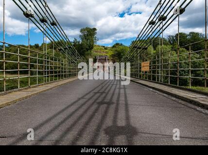 Union Suspension Bridge, 200 Jahre alte Schmiedeeisen-Kettenbrücke, Englisch Schottische Grenzüberquerung über den Fluss Tweed, Großbritannien Stockfoto