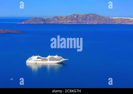 Panoramablick auf Caldera, Vulkaninsel und Kreuzfahrtschiff in Santorini, Griechenland Stockfoto