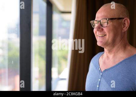 Ein älterer, hübscher skandinavischer Mann im Zimmer am Fenster Stockfoto