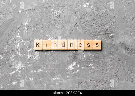 Freundlichkeit Wort auf Holz Block geschrieben. Freundlichkeit text auf Tisch, Konzept. Stockfoto