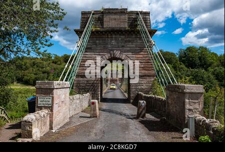 Union Suspension Bridge, 200 Jahre alte Schmiedeeisen-Kettenbrücke, Englisch Schottische Grenzüberquerung über den Fluss Tweed, Großbritannien Stockfoto