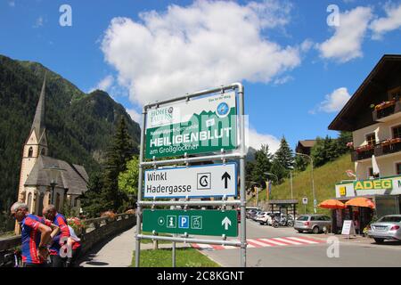 Straßenschilder und Gebäude im renommierten Dorf Heiligenblut. Hier beginnt die berühmte Großglockner Hochalpenstraße. Kärnten, Österreich, Europa. Stockfoto