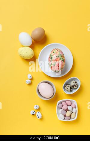 Ostereier, natürliche Hühnereier, Wachteleier und Schokoladeneier auf weißen Tellern. Festliche Zeit Stockfoto