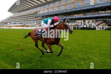 Aktivieren Sie geritten durch Jockey Frankie Dettori gewinnt die King George VI und Queen Elizabeth QIPCO Einsätze auf Ascot Racecourse. Stockfoto