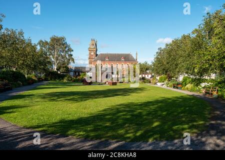 Gärten und Rathaus, Main Street, Wigtown, Dumfries & Galloway, Schottland. Stockfoto