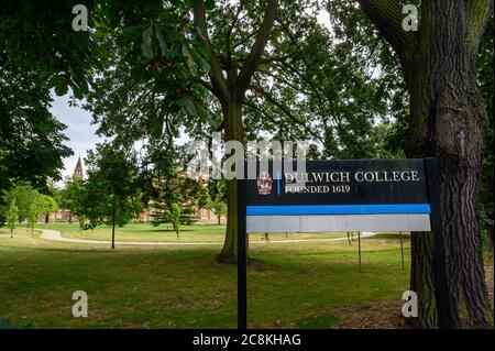 Schild für Dulwich College Jungen Schule in der Schule auf dem Gelände der College Road. Die Barry-Gebäude sind hinter den Bäumen. Dulwich liegt im Süden Londons Stockfoto