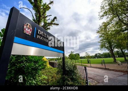 Schild für Dulwich College Jungen Schule am Haupteingang. Diese Auffahrt führt zu den North Gravel und Barry Gebäuden. Dulwich liegt im Süden Londons Stockfoto