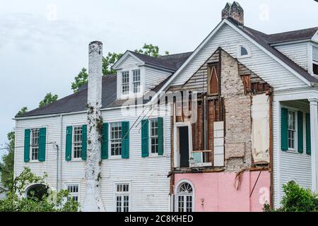 New Orleans, Louisiana/USA - 25. Juli 2020: Teilweiser Abriss des alten Hauses an der Burdette Street in Uptown Nachbarschaft Stockfoto