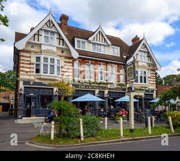 Das Crown & Greyhound Pub und das Dulwich Hotel in Dulwich Village mit Leuten, die draußen sitzen. Dulwich liegt im Süden Londons. Stockfoto